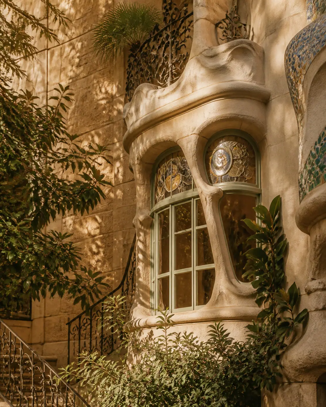 Detalle de arquitectura modernista iluminado por el sol de la tarde